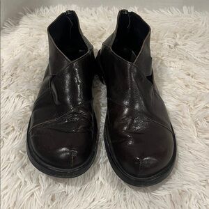 Cydwoq Vintage brown leather flats.
